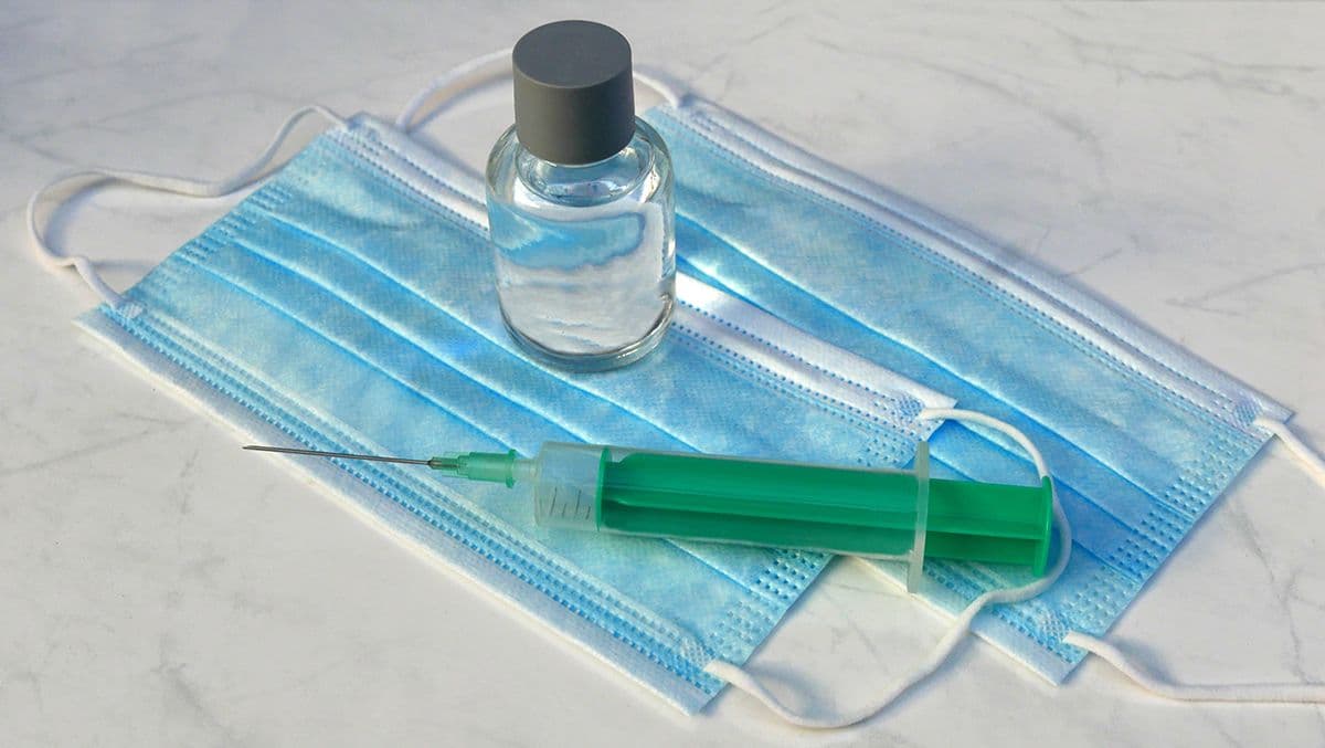 Racamani/Stock.adobe.com - image of vial and syringe with facemasks