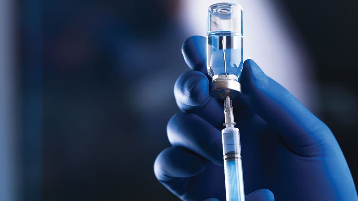 Medical hands holds syringe and vaccine | Image Credit: © Alernon77 - Stock.adobe.com