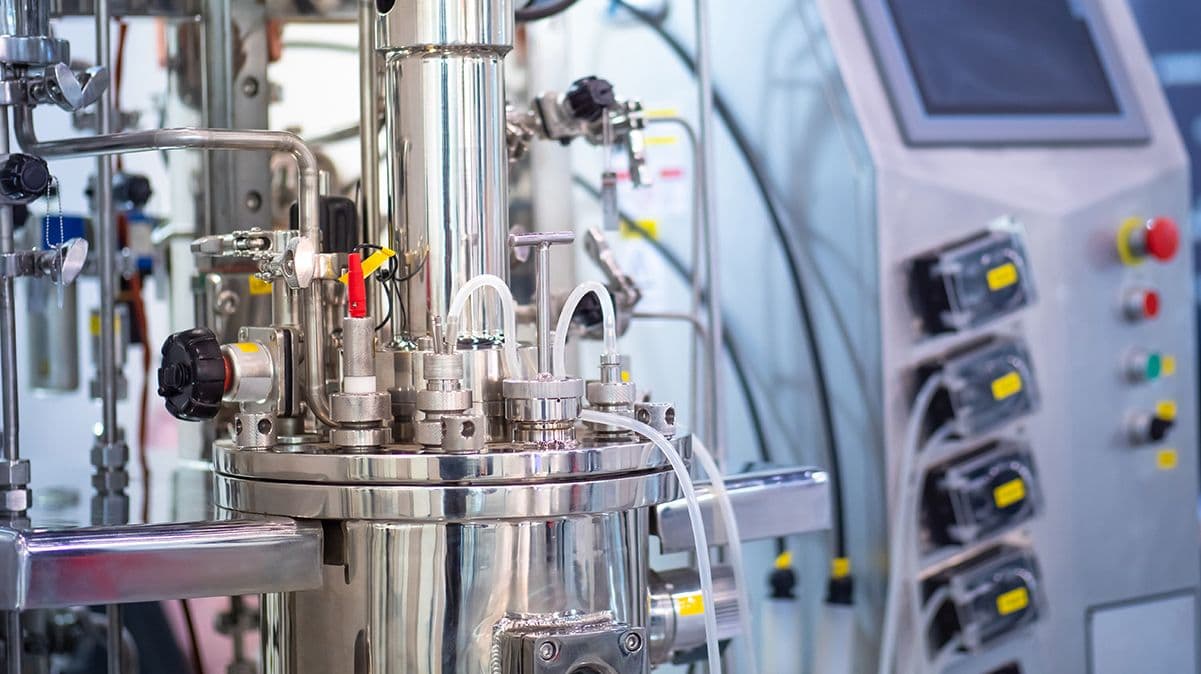 Ready-to-use materials and in-line dilution can streamline overall bioprocessing operations. (Image: Grispb/Stock.Adobe.com)